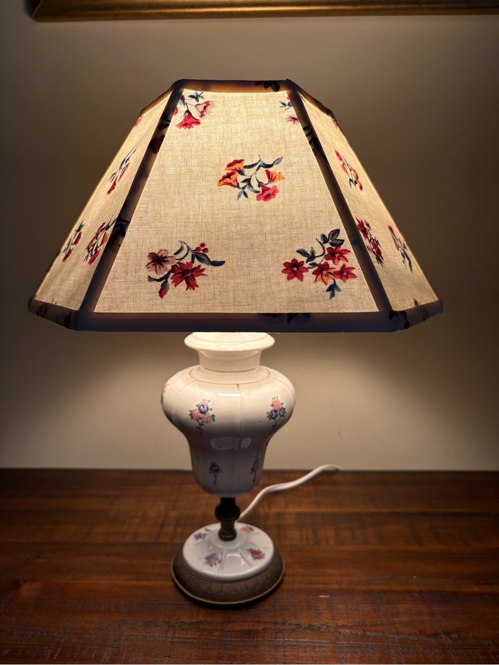 Vintage Porcelain Table Lamp/ Matching Hexigonal Fabric Shade - Picture 15 of 16